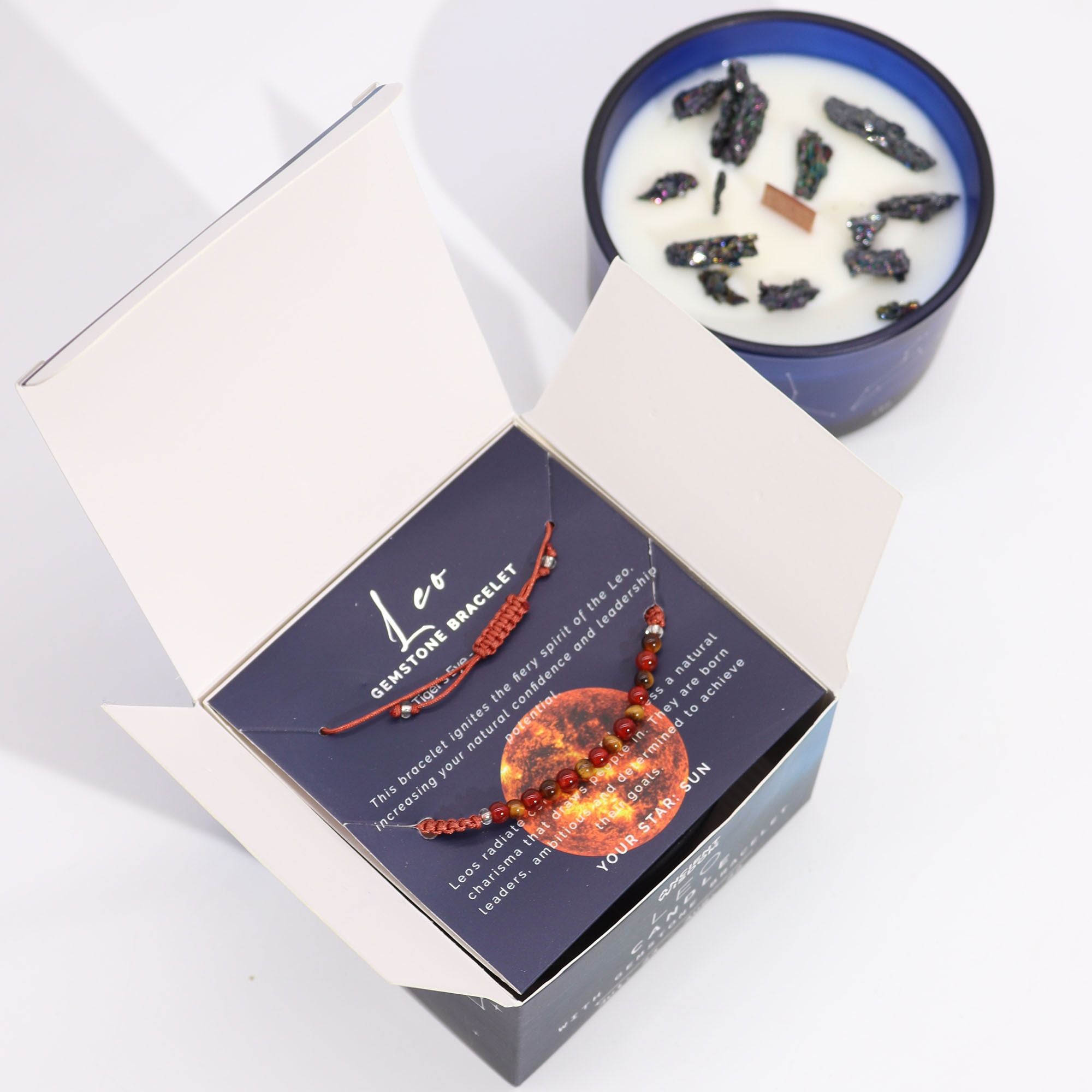 Boîte lion ouverte contenant bracelet en pierres naturelles et bougie parfumée aux cristaux pour rituel bien-être