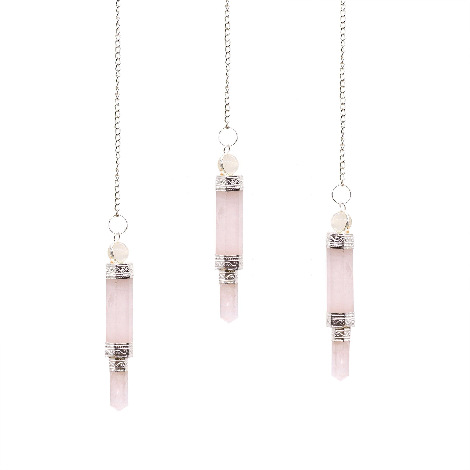 plusieurs pendules triples en quartz rose suspendus montrant différentes formes pour la divination et l’énergie