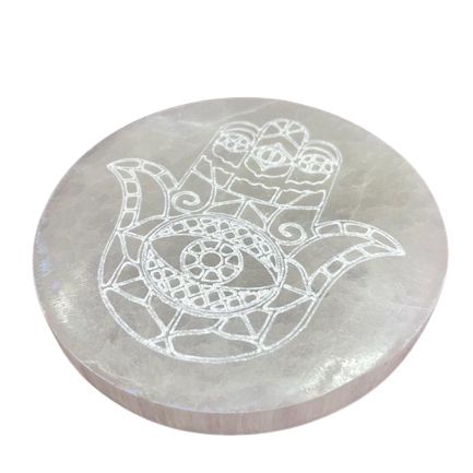 Plaque selenite motif hamsa detail pour purification des energies et rechargement des cristaux