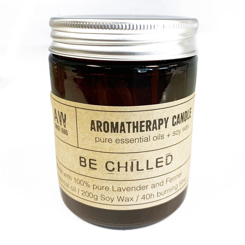 Bougie aromathérapie be chilled 200g à l’huile essentielle de lavande et fenouil dans un pot en verre ambré, vue produit sur fond blanc