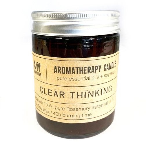 Bougie aromathérapie Clarté mentale 200g à l’huile essentielle de romarin dans un pot en verre ambré, vue produit sur fond blanc