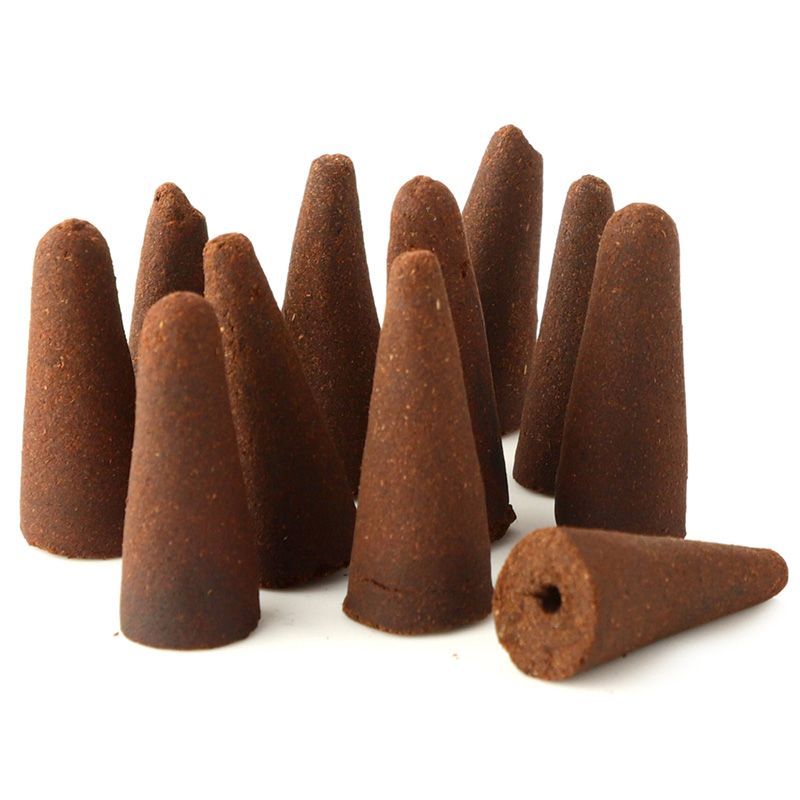 Cones d encens backflow naturels marron regroupes vue rapprochee pour utilisation avec bruleur backflow
