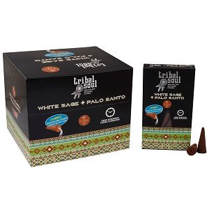 Boite d encens backflow Tribal Soul Sauge blanche et Palo Santo avec cones d encens naturels presents a cote du packaging noir et motifs ethniques