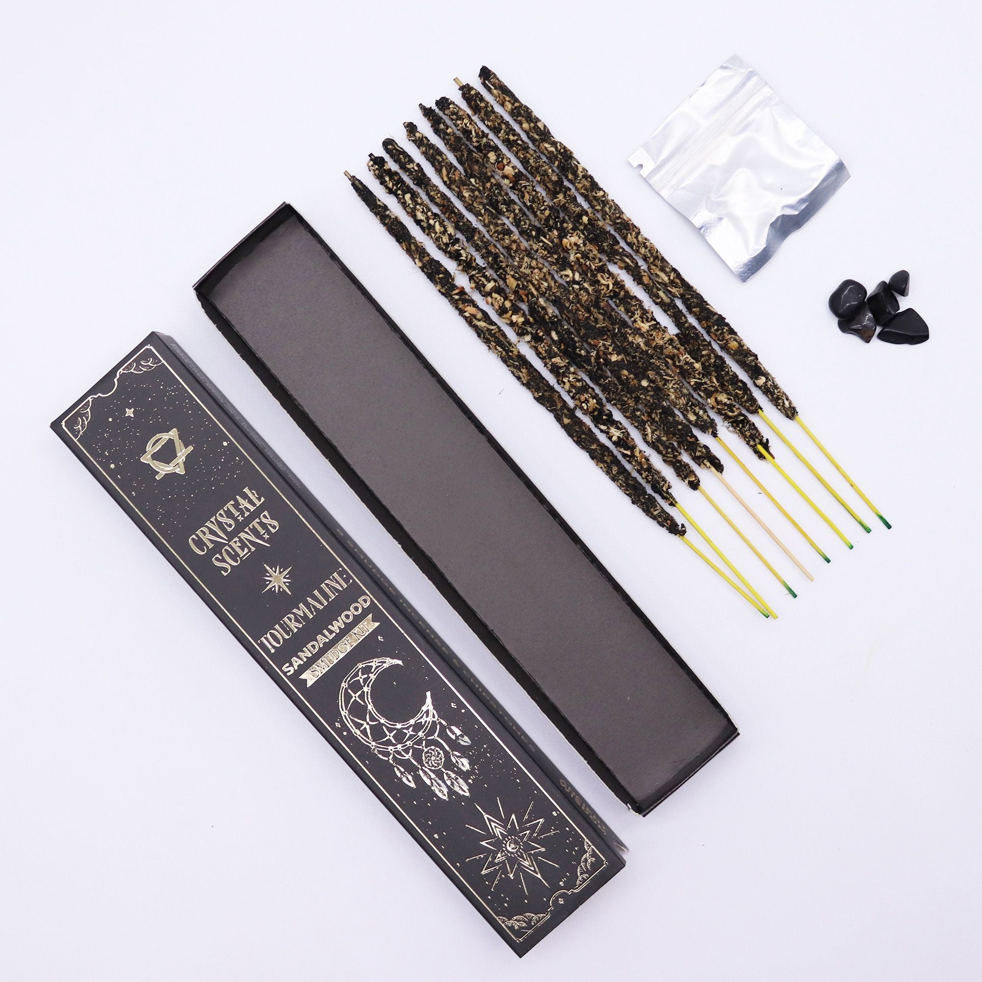 Bâtons d’encens smudge bois de santal avec pierres de tourmaline et packaging ouvert présenté sur fond clair