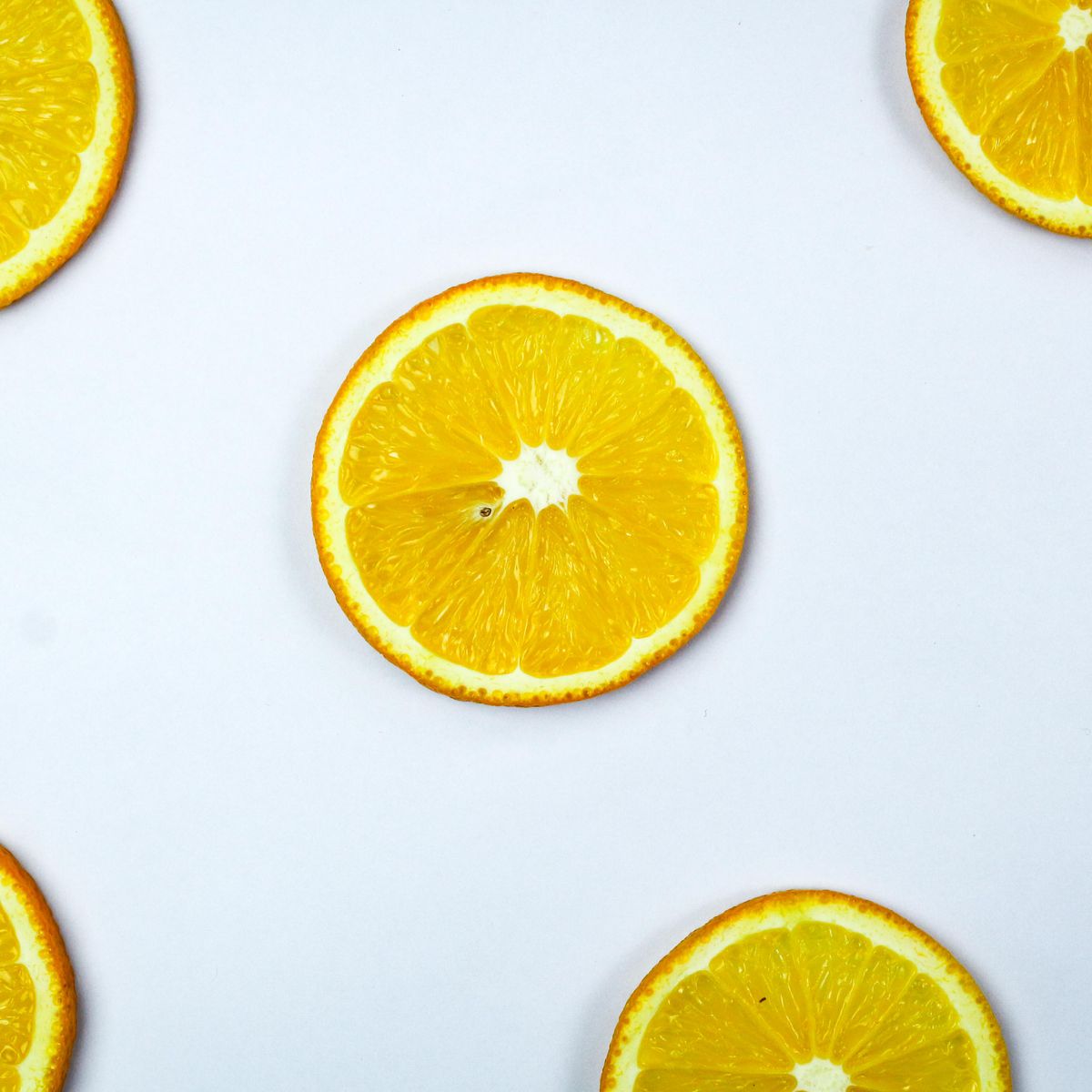 Orange, tranches sur fond clair