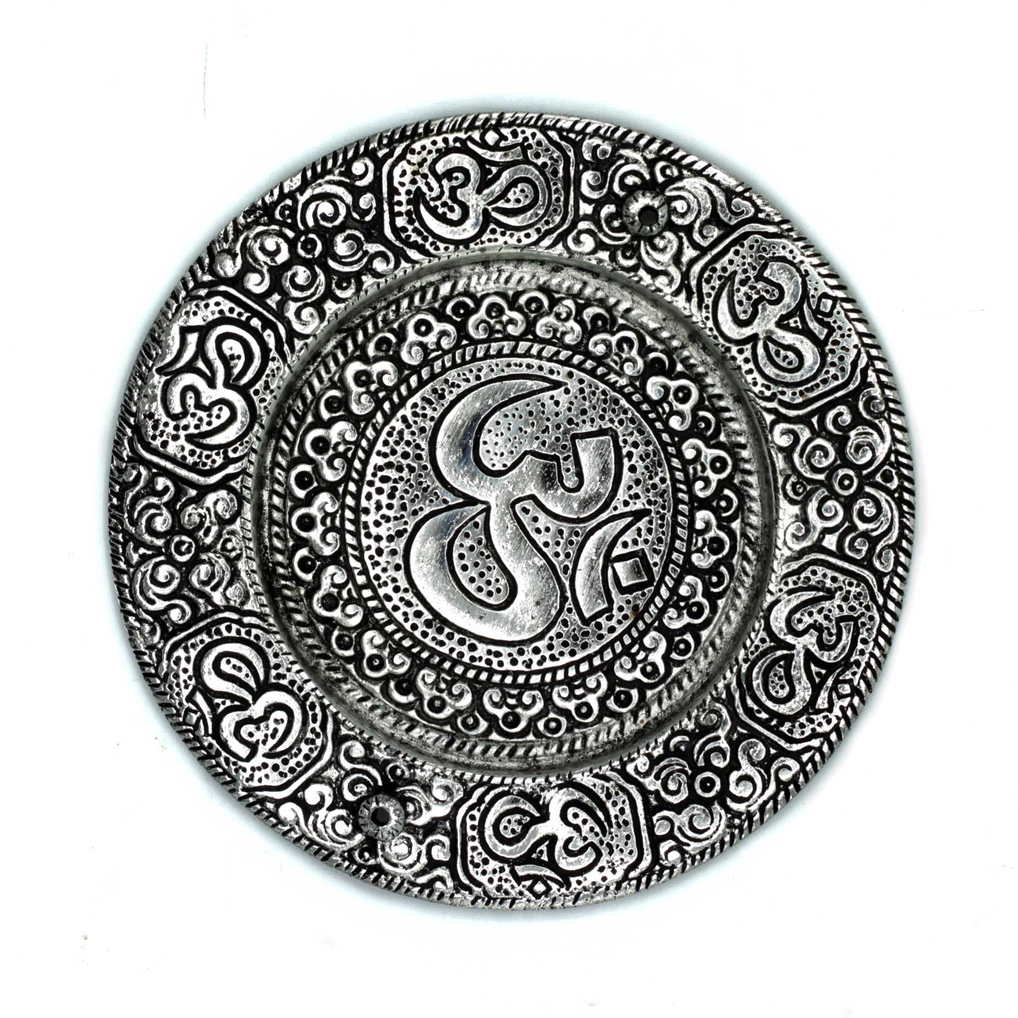Porte-encens Om rond 11 cm en métal gravé, vue de face, idéal pour rituel de méditation et décoration spirituelle zen.