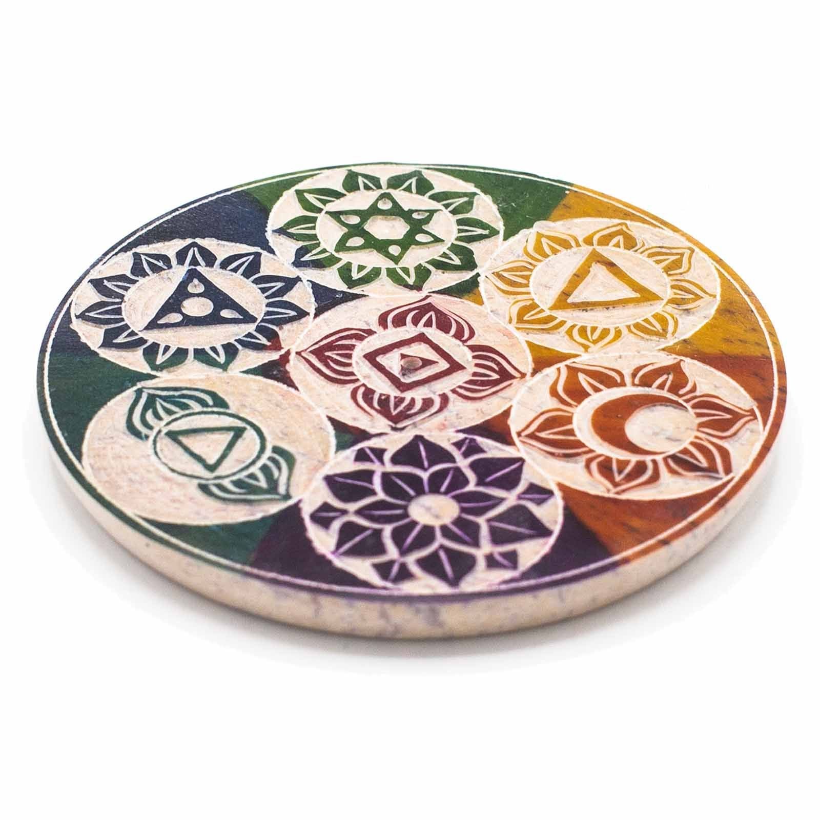Disque porte-encens en stéatite (soapstone) décor 7 chakras, vue inclinée, support spirituel pour méditation et relaxation.