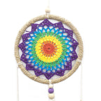 Détail du tissage coloré d’un attrape-rêves arc-en-ciel avec motif circulaire vibrant et harmonieux