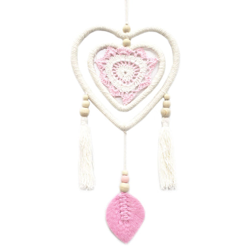 Attrape-rêves cœur rose artisanal suspendu, symbole d’amour et de douceur pour apaiser le sommeil
