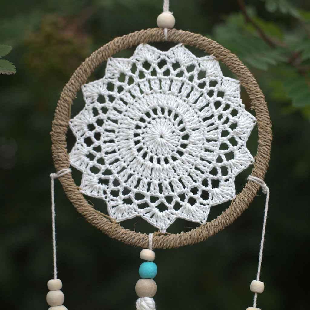 Détail du tissage naturel d’un attrape-rêves esprit élémentaire avec motif circulaire épuré et harmonieux
