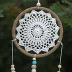 Détail du tissage naturel d’un attrape-rêves esprit élémentaire avec motif circulaire épuré et harmonieux