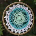 Détail du tissage turquoise d’un attrape-rêves esprit élémentaire avec motif circulaire harmonieux