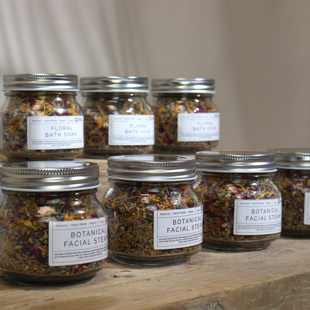 pots de bain floral naturel exposés sur étagère ambiance spa et bien-être