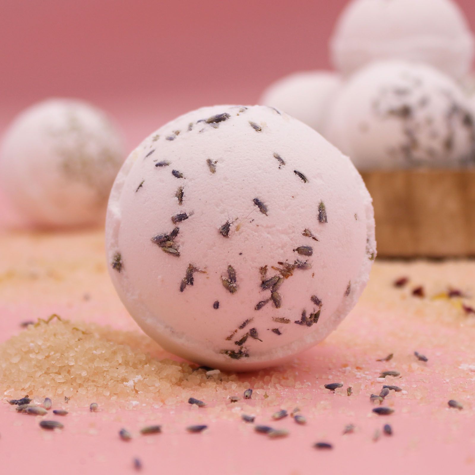 Bombe de bain relaxante au sel de l’Himalaya avec lavande pour detendre le corps et favoriser le sommeil dans une ambiance naturelle