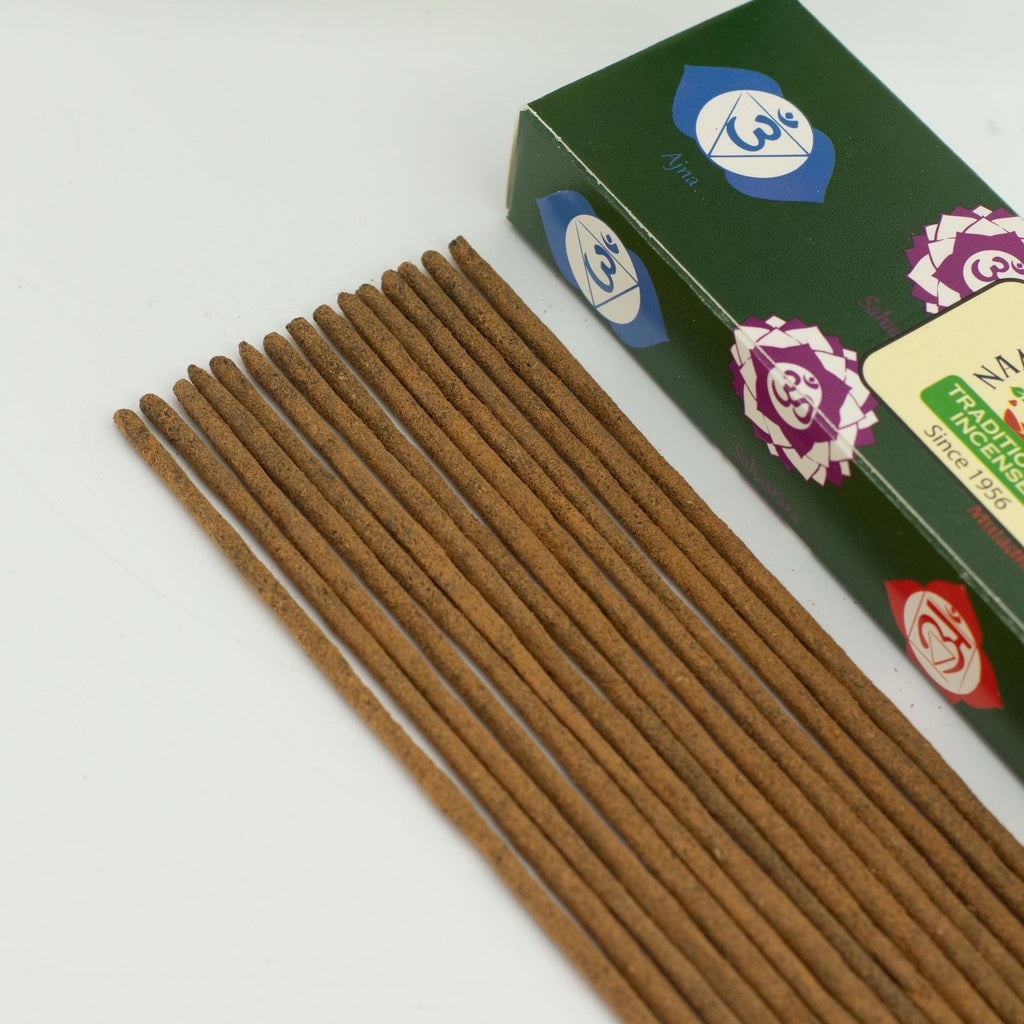 Gros plan sur bâtonnets d’encens naturels Namaste Mandala avec texture masala