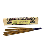 Bâtonnets d’encens naturels Namaste Mandala disposés devant boîte lavande, parfum doux pour ambiance zen