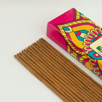 Gros plan bâtonnets encens santal cannelle texture naturelle parfum boisé