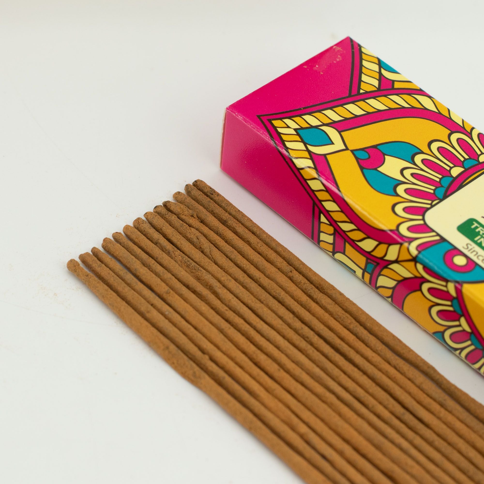 Gros plan bâtonnets encens santal cannelle texture naturelle parfum boisé