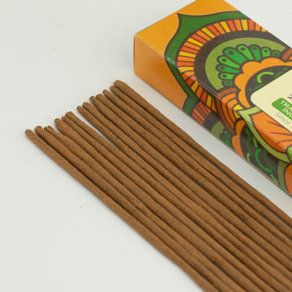 Gros plan batonnets encens patchouli texture naturelle parfum boisé