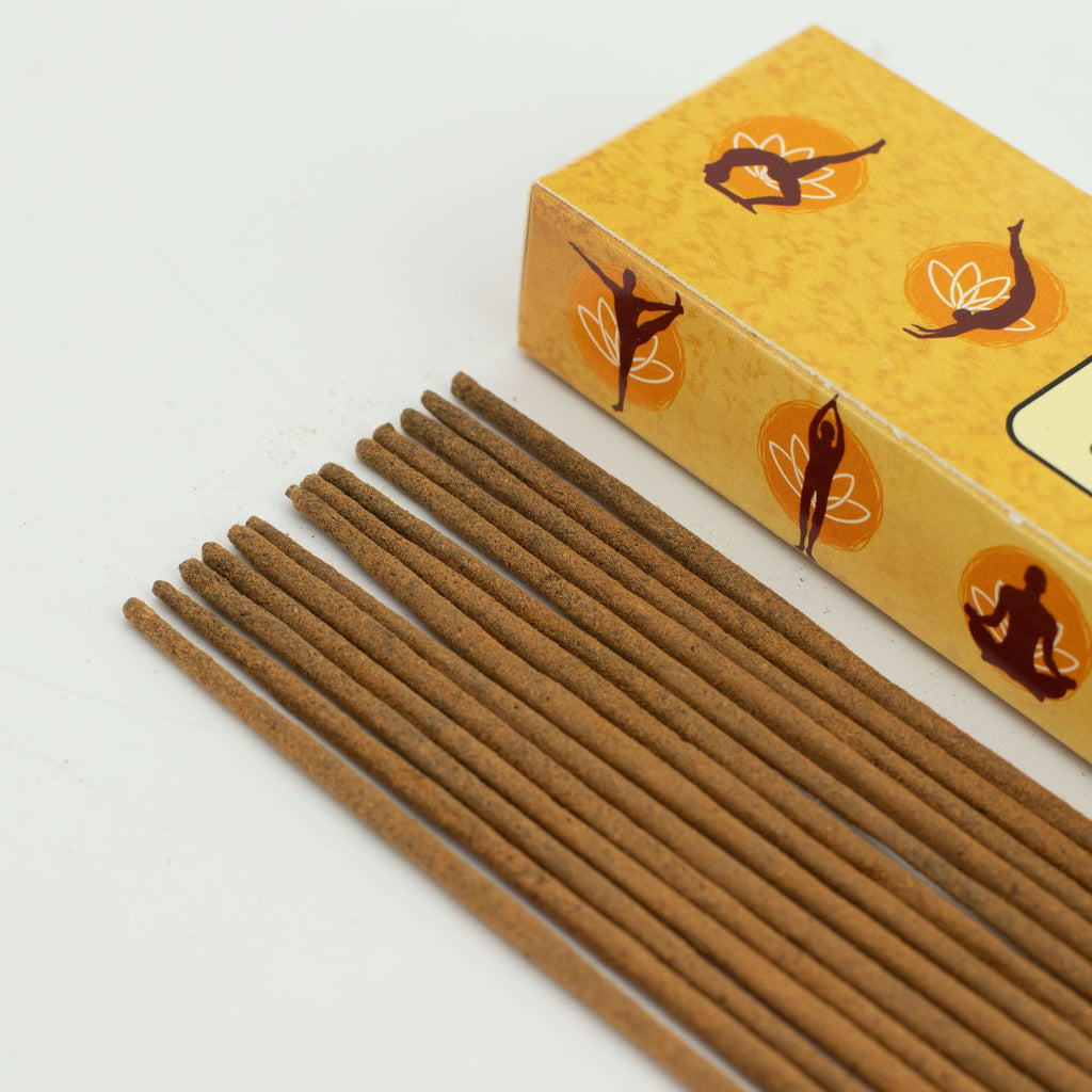 Gros plan bâtonnets encens yoga texture naturelle parfum boisé