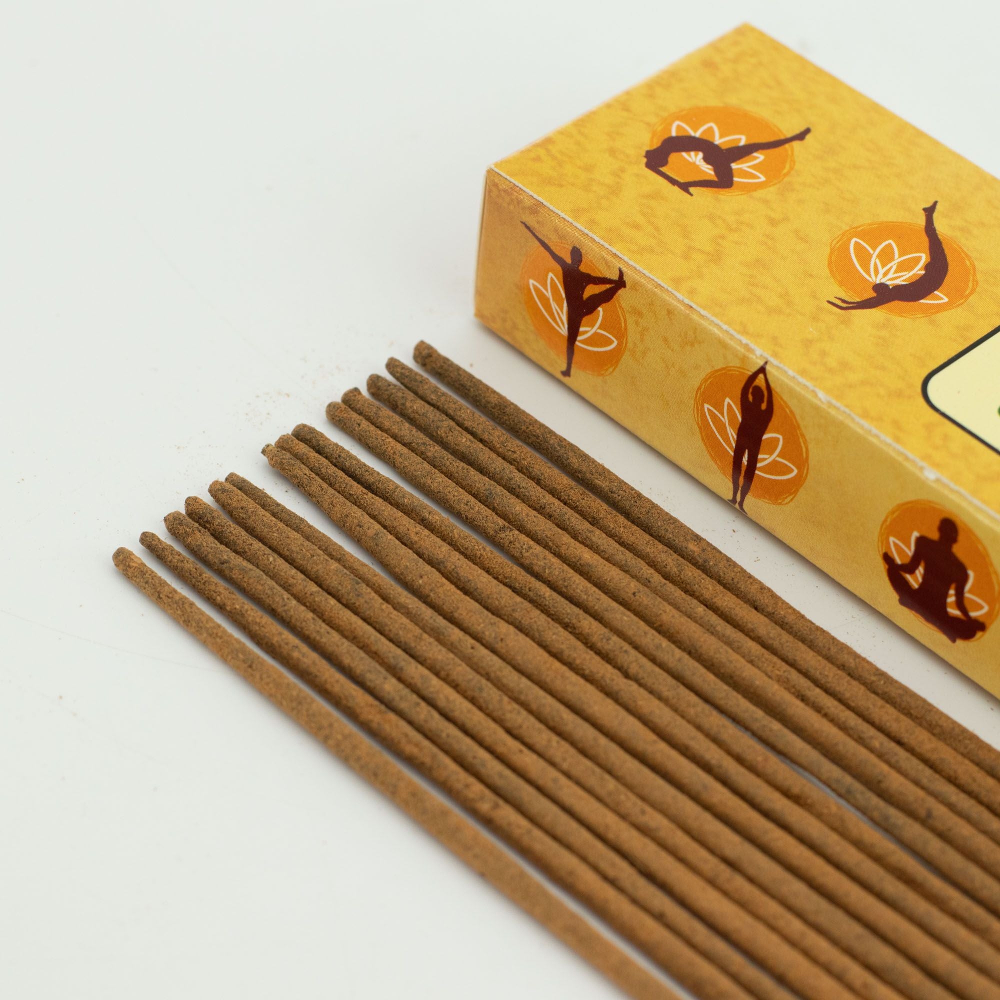 Gros plan bâtonnets encens yoga texture naturelle parfum boisé