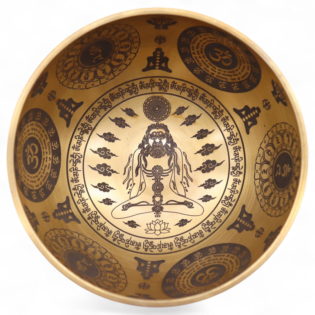 Intérieur d’un bol chantant tibétain avec gravure d’un yogi en méditation et symboles sacrés