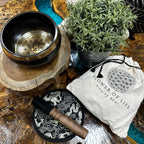 Bol chantant gravé Fleur de Vie avec accessoires sur surface naturelle, utilisé pour relaxation, méditation et équilibre énergétique