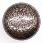 Fond d’un bol chantant tibétain avec mandala gravé symbolisant l’harmonie énergétique