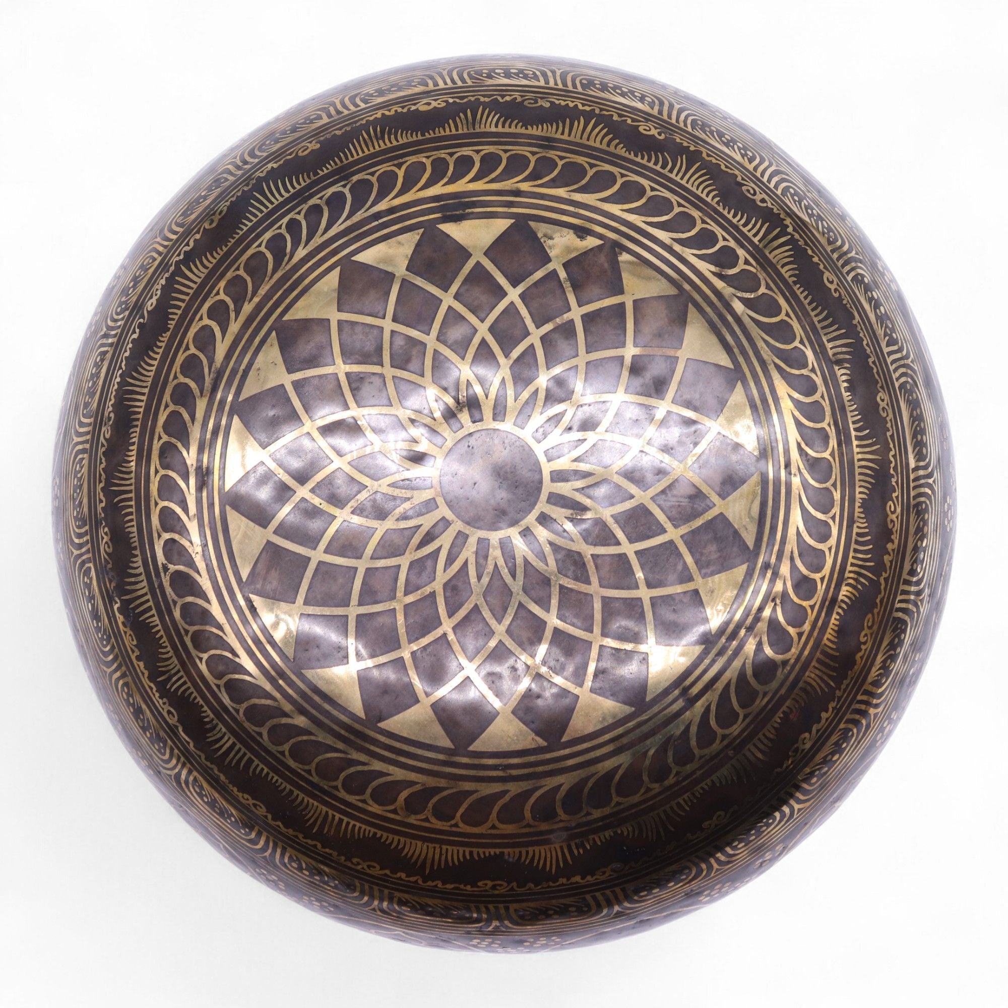 Fond d’un bol chantant tibétain avec mandala gravé symbolisant l’harmonie énergétique