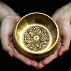 Bol chantant tibétain 5 bouddha tenu dans les mains, utilisé pour relaxation, méditation et harmonisation des énergies