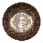 Vue du dessus d’un bol chantant géant gravé avec motifs chakras et mandalas en laiton