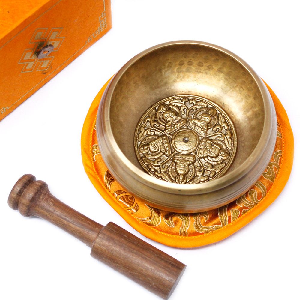 Bol chantant tibétain doré 5 bouddha avec motifs gravés, coussin orange et maillet en bois
