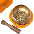 Bol chantant tibétain doré 5 bouddha avec motifs gravés, coussin orange et maillet en bois
