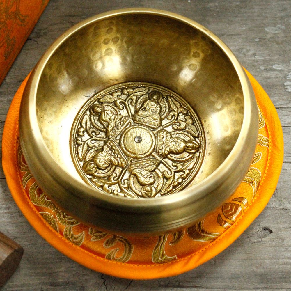 Intérieur du bol chantant tibétain avec motifs gravés pour thérapie sonore et relaxation