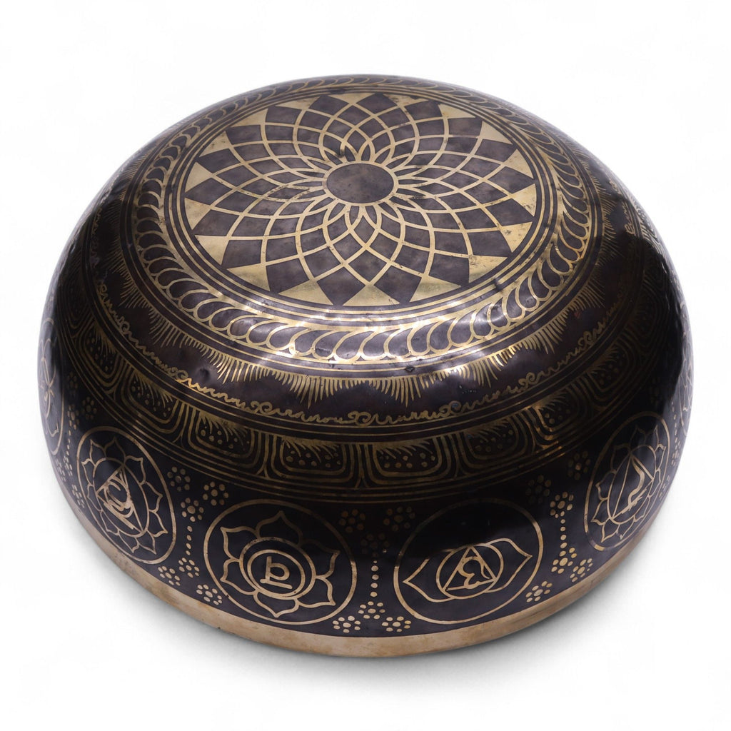 Bol chantant en laiton gravé avec symboles spirituels et chakras, vue extérieure