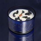 Bougie astrologique avec pierres naturelles, bois crépitant, parfum intense, dans un contenant décoré des constellations du zodiaque