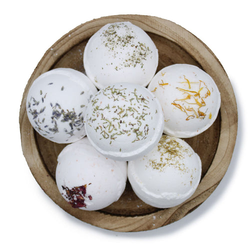 Boules de bain naturelles au sel de l’Himalaya avec fleurs séchées dans un bol en bois, rituel détente et aromathérapie