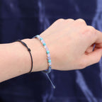 Bracelet astrologique Poisson porté au poignet avec pierres naturelles pierre de lune turquoise aigue marine