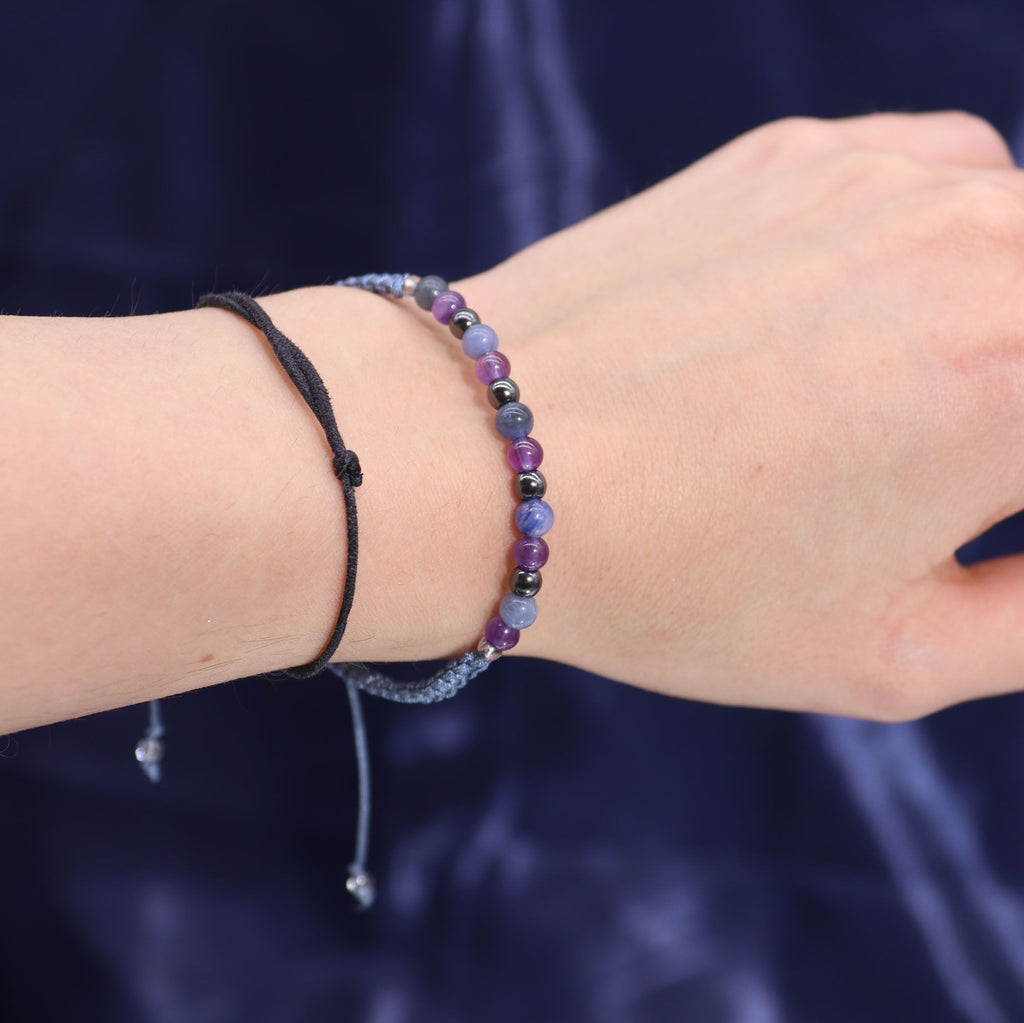 Bracelet astrologique Sagittaire porté au poignet avec pierres naturelles amethyste sodalite obsidienne