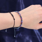 Bracelet astrologique Sagittaire porté au poignet avec pierres naturelles amethyste sodalite obsidienne