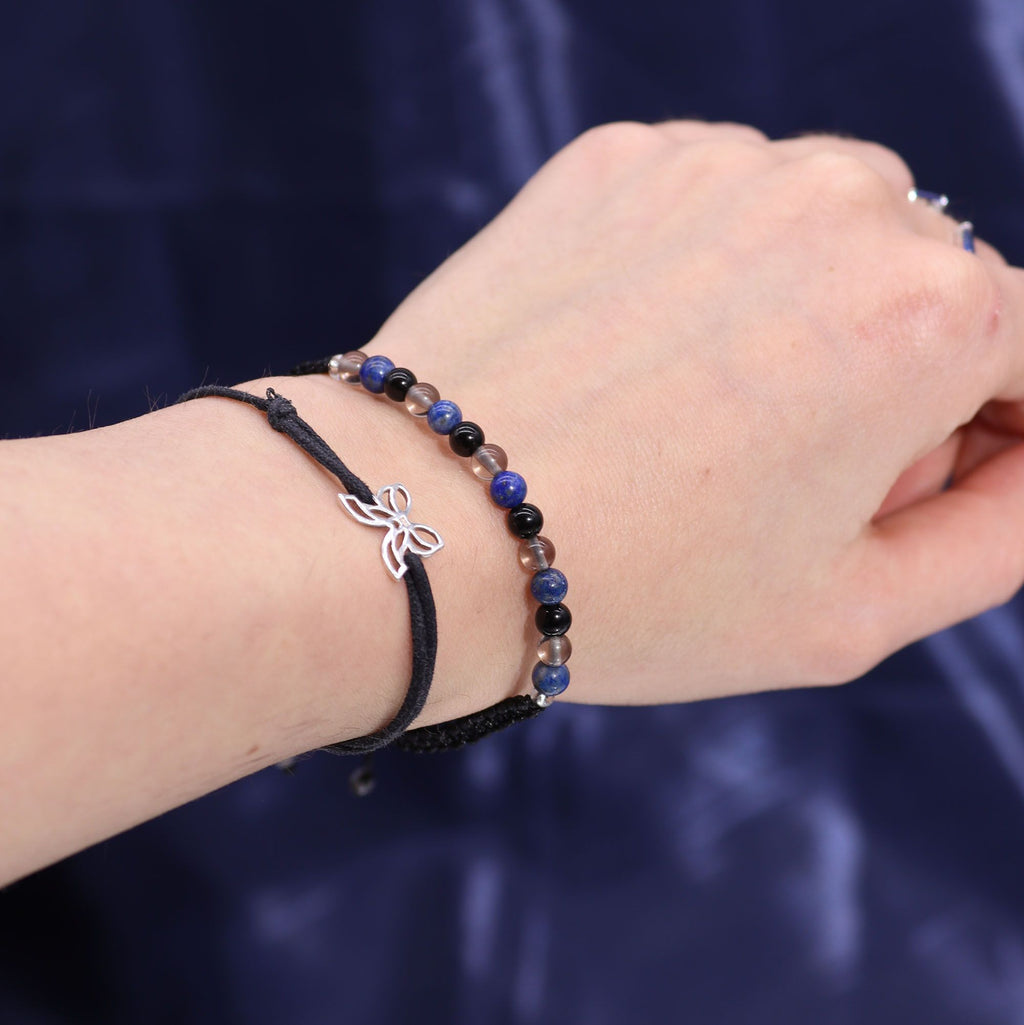 Bracelet astrologique Scorpion porté au poignet avec pierres naturelles quartz fumé, lapis lazuli et obsidienne