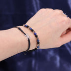 Bracelet astrologique Scorpion porté au poignet avec pierres naturelles quartz fumé, lapis lazuli et obsidienne