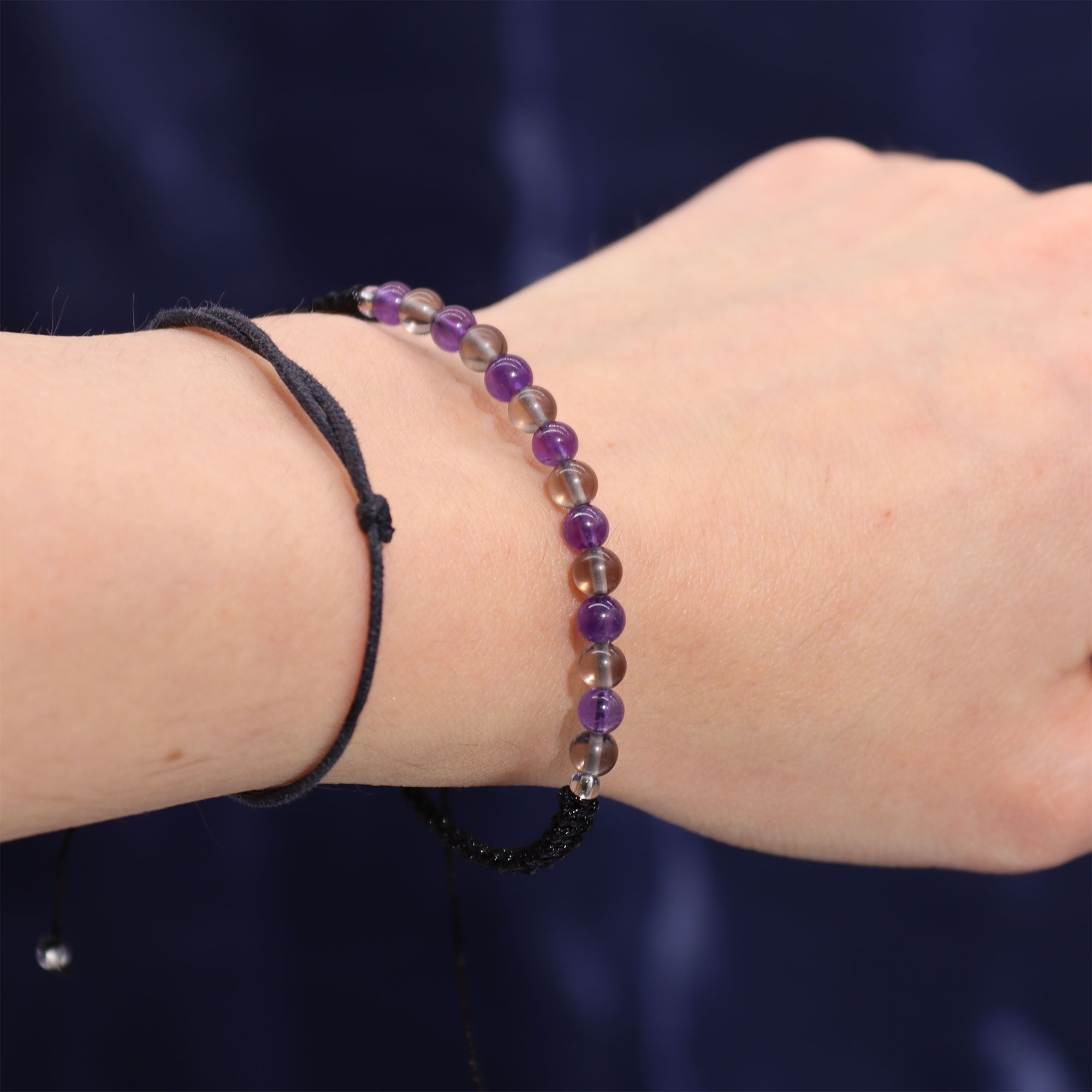 Bracelet astrologique capricorne porté au poignet avec pierres naturelles quartz fumé, amethyste