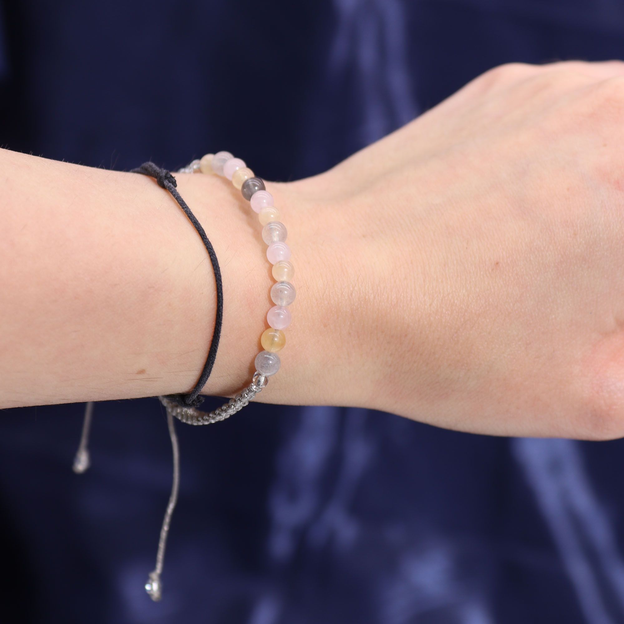 Bracelet astrologique gémeaux porté au poignet avec pierres naturelles citrine, quartz rose, pierre de lune