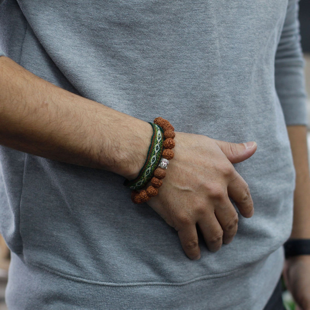 Bracelet rudraksha avec tête de Bouddha porté au poignet style spirituel naturel