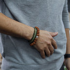 Bracelet rudraksha avec tête de Bouddha porté au poignet style spirituel naturel