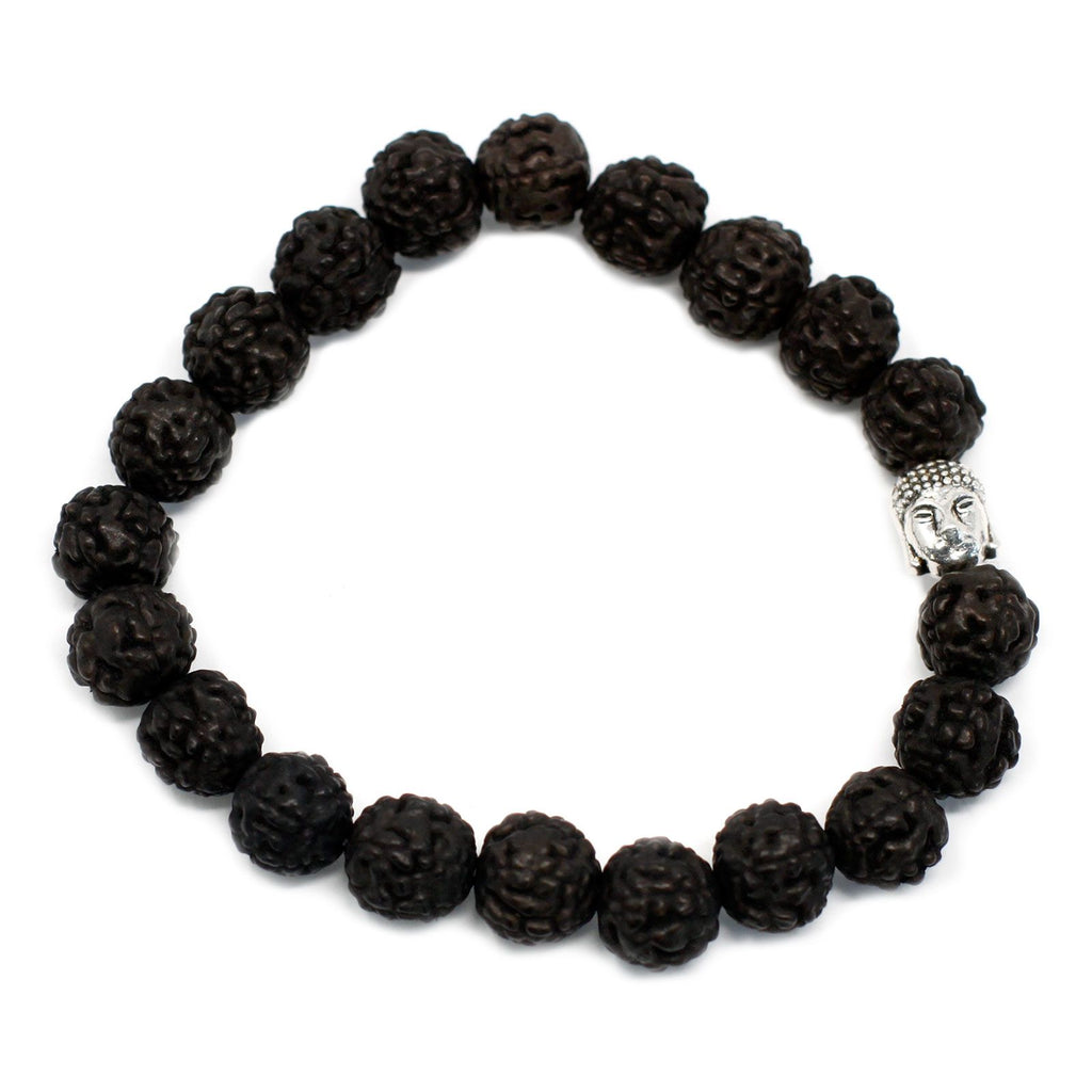 Bracelet mala en perles de rudraksha noir avec tête de Bouddha sur fond blanc