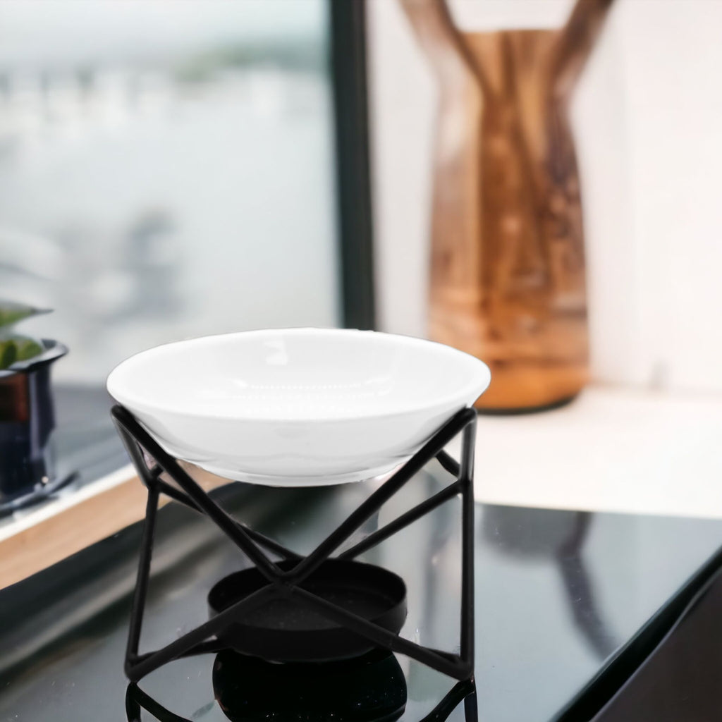 Brûleur huiles essentielles hexagonal utilisé en décoration intérieure pour ambiance zen et apaisante