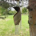 Carillon en feuille de coco dans un environnement naturel, décoration zen et apaisante