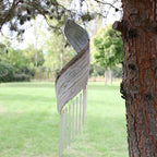 Carillon en feuille de coco whitewash au design spiralé inspiré de Bali, objet décoratif apaisant